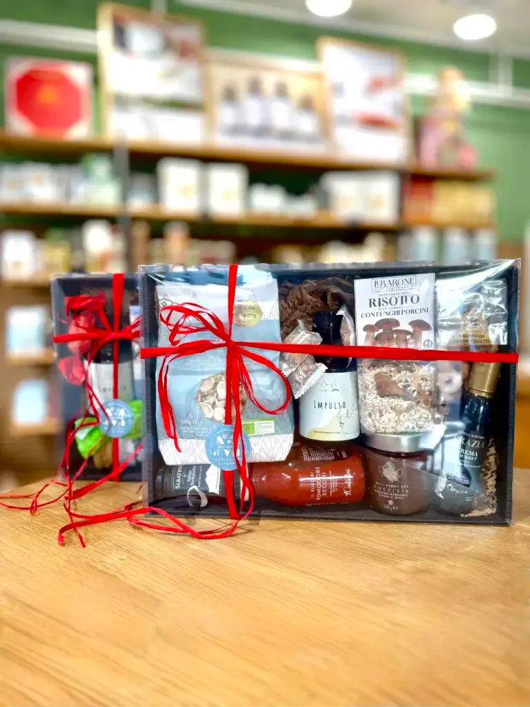 Auswahl italienischer Geschenkboxen mit Feinkostprodukten