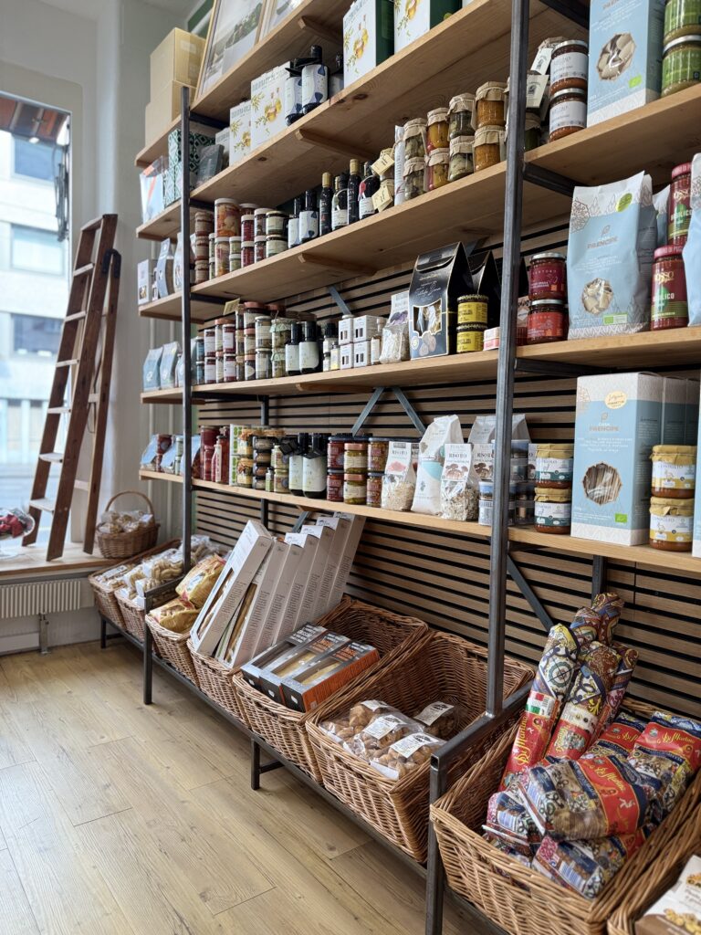 Regale mit italienischer Pasta, Olivenöl und Feinkost in der Bottega von emme Zürich.